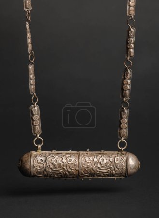 Téléchargez les photos : Bijoux avec de vieux ornements orientaux - en image libre de droit