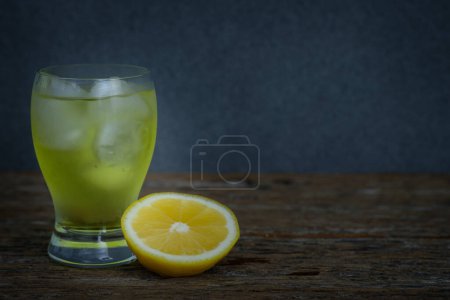 Téléchargez les photos : Gros plan sur une délicieuse limonade rafraîchissante ou un cocktail - en image libre de droit