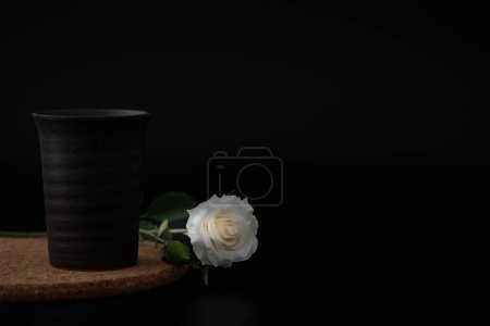 Foto de Flor y copa sobre fondo oscuro - Imagen libre de derechos