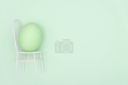 Foto de Huevo de Pascua en silla pequeña - Imagen libre de derechos