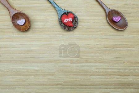 Foto de Idea de esclavo, corazones en las cucharas sobre fondo de madera - Imagen libre de derechos