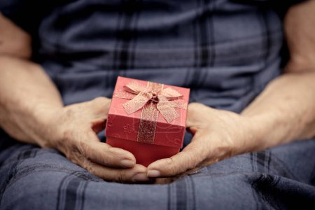 Foto de Primer plano de la caja de regalo decorada para el fondo festivo - Imagen libre de derechos