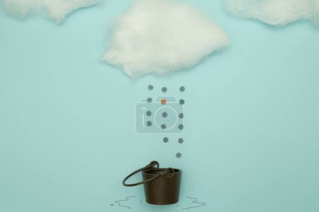 Téléchargez les photos : Nuages de pluie blanche avec seau, concept d'art - en image libre de droit