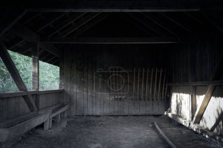 Téléchargez les photos : Maison en bois abandonnée à la campagne - en image libre de droit