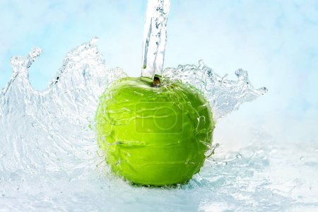 Téléchargez les photos : Pomme et eau, gros plan - en image libre de droit