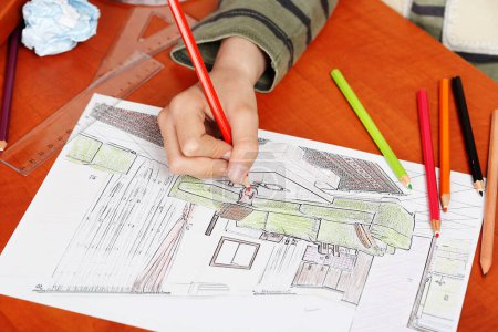Foto de Niño dibujando una casa - Imagen libre de derechos