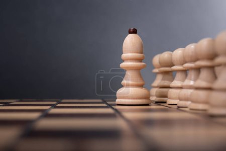 Téléchargez les photos : Chess on battle close up - en image libre de droit