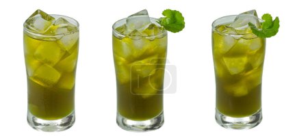 Téléchargez les photos : Boisson à base de plantes dans des verres isolés sur fond blanc - en image libre de droit