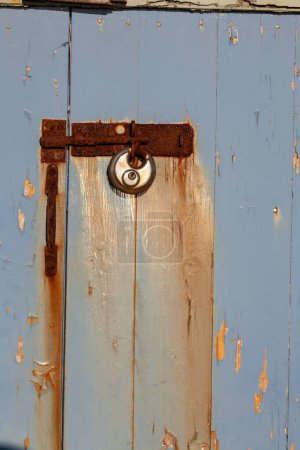 Téléchargez les photos : Vieille serrure rouillée sur la porte - en image libre de droit