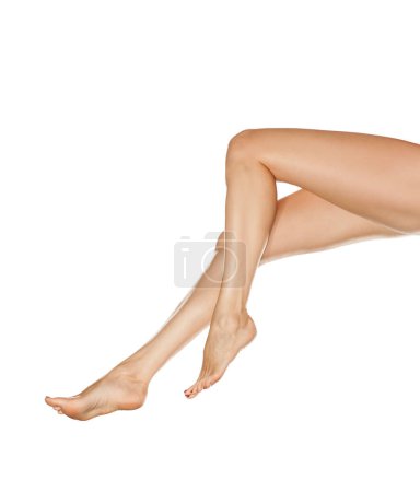 Téléchargez les photos : Belles jambes féminines isolées sur fond blanc - en image libre de droit