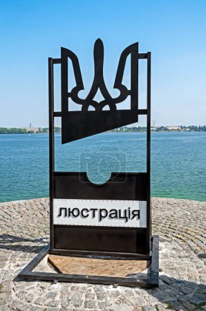 Téléchargez les photos : Lustration guillotine et mer sur fond nature - en image libre de droit