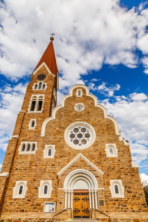 Foto de "Iglesia Luterana Cristo fachada con cielo azul y nubes en backgro" - Imagen libre de derechos