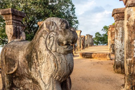 Foto de Estatua de leones en la sala de audiencias Nissanka Malla Kings, Polonnaruwa - Imagen libre de derechos