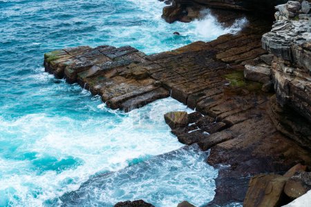Téléchargez les photos : Côte de la mer Rocheuse avec vagues - en image libre de droit