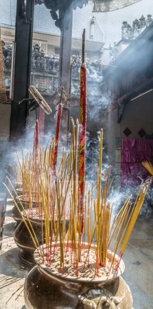 Téléchargez les photos : Bâtons de fumée dans le temple fermer - en image libre de droit