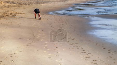 Foto de Hombre de yoga trotando en la playa - Imagen libre de derechos