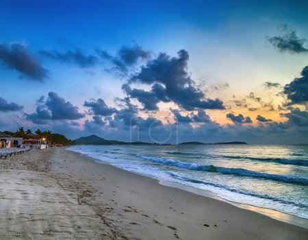 Foto de Hermosa vista de la playa al atardecer - Imagen libre de derechos