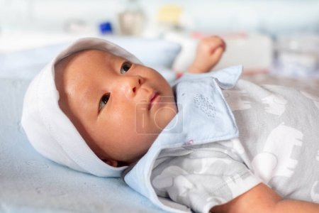 Téléchargez les photos : "Portrait Photo de nouveau-né heureux bébé avec de grands yeux noirs " - en image libre de droit