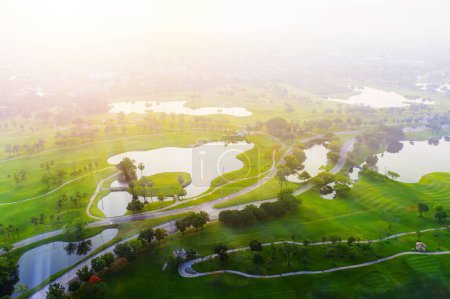 Foto de "Vista aérea del paisaje del campo de golf con vista al amanecer en el mor" - Imagen libre de derechos