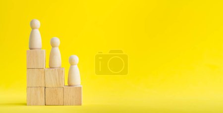 Téléchargez les photos : "Bannière Groupe de figurine en bois Debout dans la hiérarchie sur le bois st" - en image libre de droit