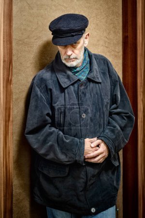 Téléchargez les photos : "Portrait d'un homme avec une barbe et une casquette
" - en image libre de droit