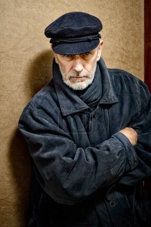 Téléchargez les photos : Portrait d'un homme avec une barbe et une casquette - en image libre de droit