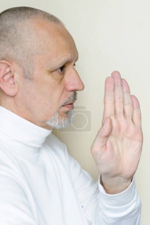 Foto de Hombre mayor diciendo alto, no lo hagas - Imagen libre de derechos