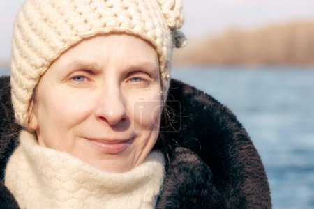 Téléchargez les photos : "Portrait de femme en hiver
" - en image libre de droit