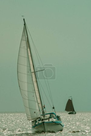 Téléchargez les photos : Bateaux de voile flottant dans la mer - en image libre de droit