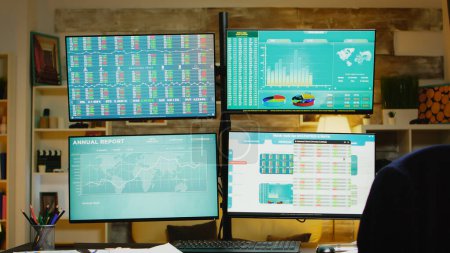 Foto de Zoom out of home office with monitors for stock market - Imagen libre de derechos