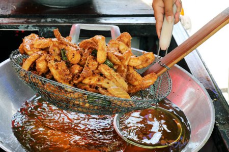 Téléchargez les photos : "banane frite dans une casserole mazout, banane frite de thai asiatique facile nourriture rue" - en image libre de droit