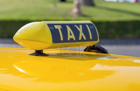 Téléchargez les photos : Taxi voiture gros plan - en image libre de droit