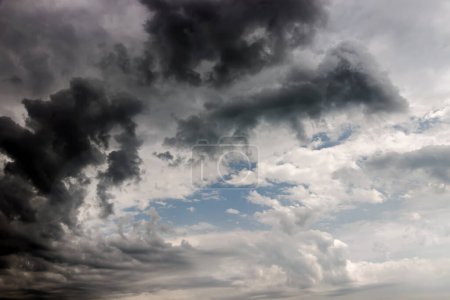 Téléchargez les photos : Nuages orageux en gros plan - en image libre de droit