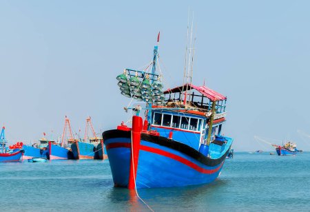 Téléchargez les photos : Bateaux de pêche vue panoramique du port - en image libre de droit