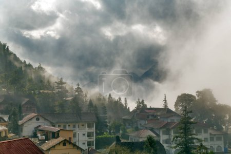Téléchargez les photos : Maisons, ciel nuageux dramatique - en image libre de droit