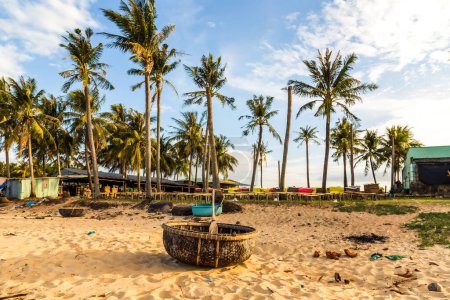 Foto de Barco trenzado vietnamita en la playa - Imagen libre de derechos