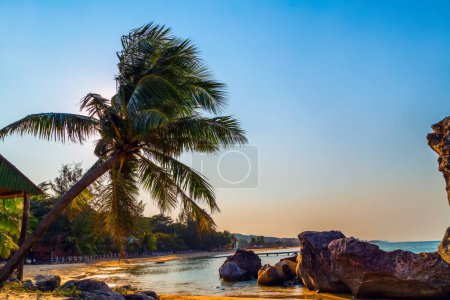 Téléchargez les photos : "falaises sur un coucher de soleil tropical" - en image libre de droit