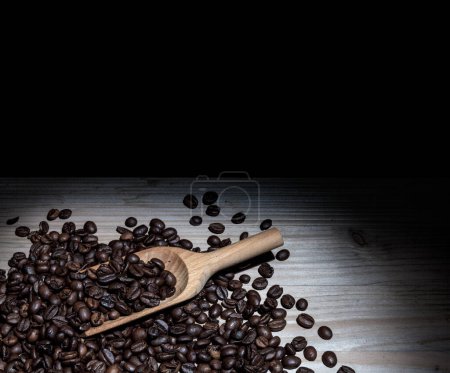 Téléchargez les photos : Grains de café sur fond sombre - en image libre de droit