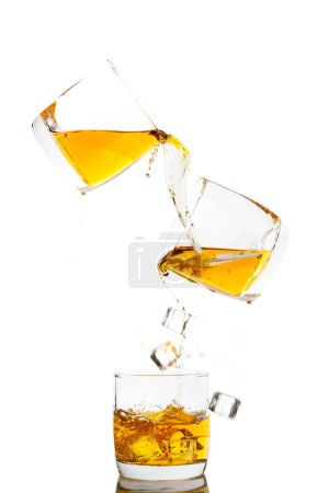 Foto de Tres vasos de whisky de cerca - Imagen libre de derechos