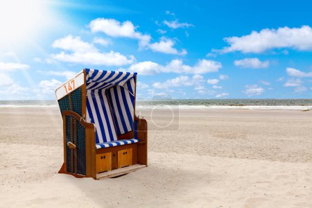 Téléchargez les photos : Chaise de plage sur la mer du Nord - en image libre de droit
