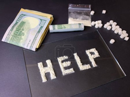 Téléchargez les photos : Pilules, billets de banque en dollars et cocaïne sur fond gris - en image libre de droit