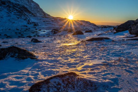 Foto de Puesta de sol verde ártico polar sobre las montañas de nieve, Nuuk - Imagen libre de derechos