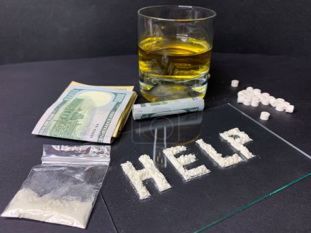 Téléchargez les photos : Pilules, billets en dollars, whisky et cocaïne sur fond gris - en image libre de droit