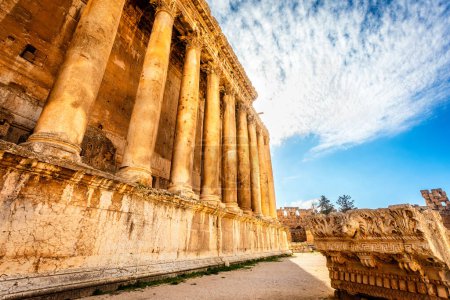 Foto de Columnas del antiguo templo romano de Baco con la ruina circundante - Imagen libre de derechos