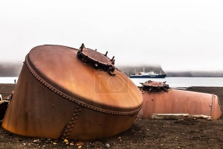 Téléchargez les photos : Station de chasse à la baleine nordique abandonnée réservoirs de graisse rouillés - en image libre de droit