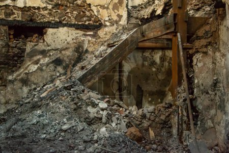 Foto de Ruinas de la antigua casa quemada de 2 pisos históricos después del desastre del fuego - Imagen libre de derechos