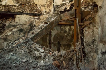 Téléchargez les photos : Ruines de brûlé ancienne maison historique de 2 étages après le désastre d'incendie - en image libre de droit