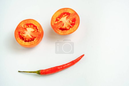 Téléchargez les photos : Tomates et poivrons rouges souriant de bonne humeur fond blanc - en image libre de droit