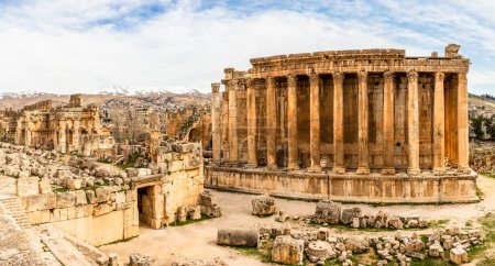 Téléchargez les photos : Ancien temple romain de Bacchus panorama avec ruines environnantes - en image libre de droit