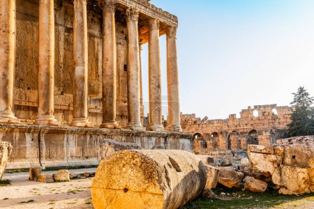 Téléchargez les photos : Colonnes de l'ancien temple romain de Bacchus avec ruine environnante - en image libre de droit